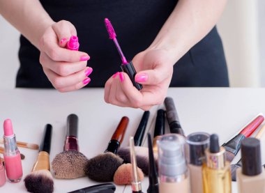 Masada gösterilen makyaj ürünlerinin koleksiyonu