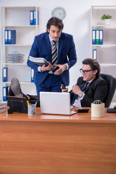 Patron et son assistant masculin travaillant au bureau — Photo