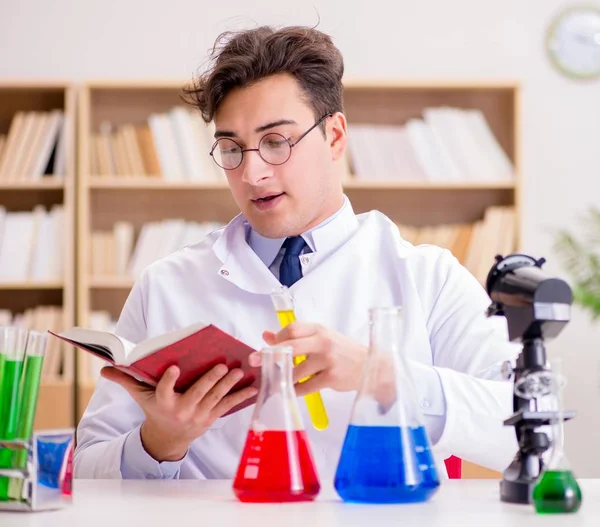 Médico cientista louco louco fazendo experimentos em um laboratório — Fotografia de Stock