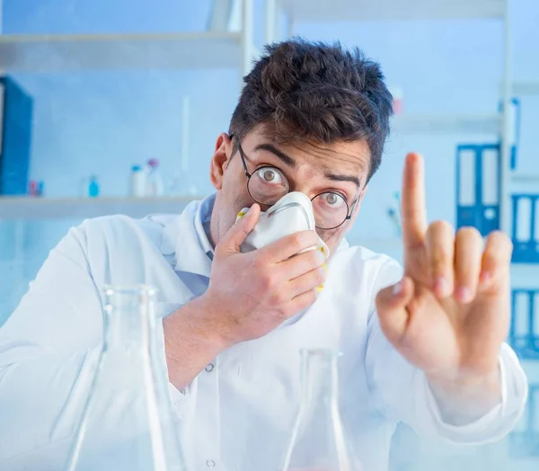 Divertente chimico pazzo che lavora in un laboratorio — Foto Stock