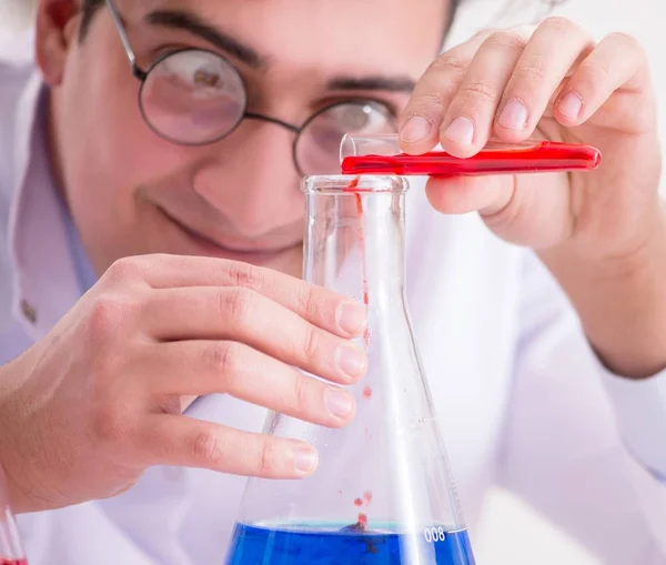 Gekke gekke wetenschapper dokter doet experimenten in een laboratorium — Stockfoto