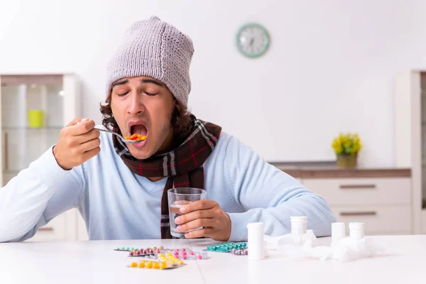 Joven que sufre de gripe en casa —  Fotos de Stock