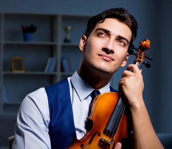 Jovem músico praticando violino em casa — Fotografia de Stock