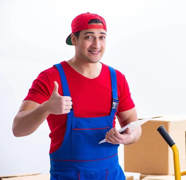 Bauunternehmer beim Umziehen von Kartons im Büro — Stockfoto