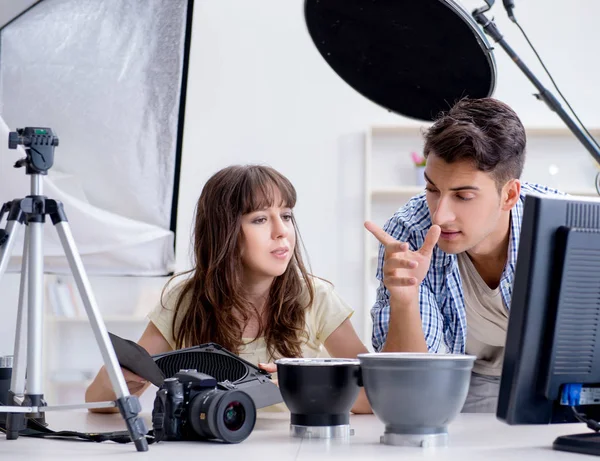 Mladý fotograf pracující ve fotostudiu — Stock fotografie