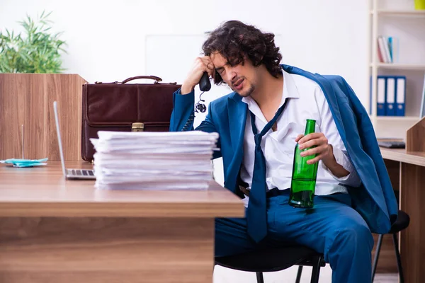 Mladý opilý zaměstnanec v kanceláři — Stock fotografie