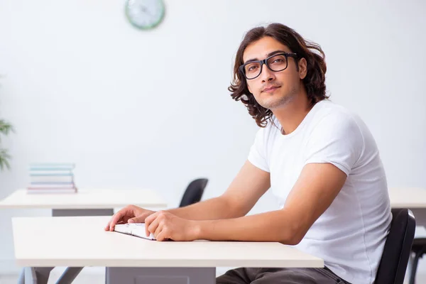 教室に座っている若い男性学生 — ストック写真