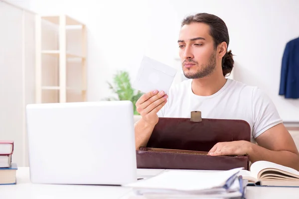 Joven estudiante masculino preparándose para los exámenes en casa —  Fotos de Stock