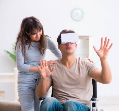 Sanal gözlüklü engelli adam