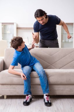 Genç bir çocuk ve ailesiyle sigara içme kavramı