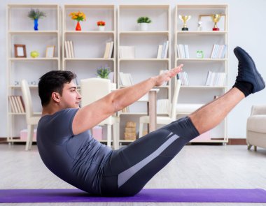 Genç adam spor ve sağlıklı yaşam tarzı dolandırıcılığı yapıyor.