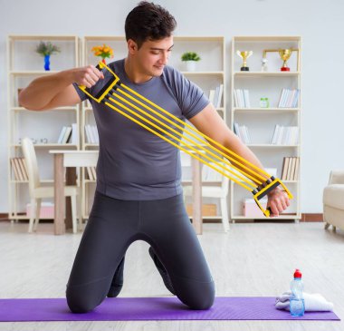 Genç adam spor ve sağlıklı yaşam tarzı dolandırıcılığı yapıyor.