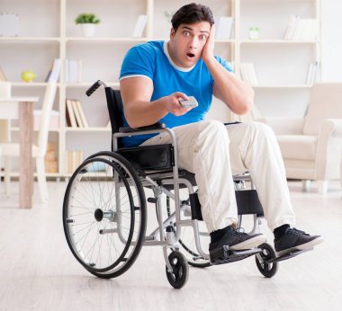 Televizyonda spor izleyen engelli adam