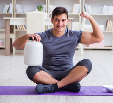 Sporda gıda takviyesi ve sağlıklı yaşam tarzı olan bir adam.