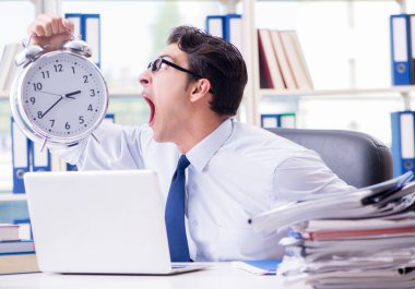 İş adamı teslimatlar için teslim tarihini kaçırıyor