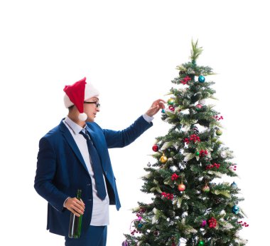 Beyaz üzerine izole edilmiş yılbaşı ağacı dekore eden iş adamı.