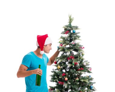 Genç adam beyaz üzerine izole edilmiş noel ağacını süslüyor.
