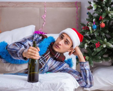 Adam noel partisinden sonra akşamdan kalma.