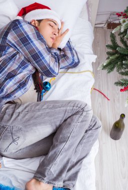 Adam noel partisinden sonra akşamdan kalma.