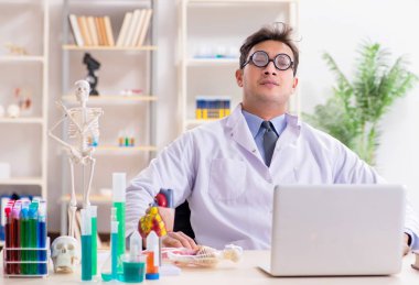 Hastane laboratuvarında eğlenen komik doktor.