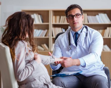 Hamile kadın muayene için doktoru ziyaret ediyor.