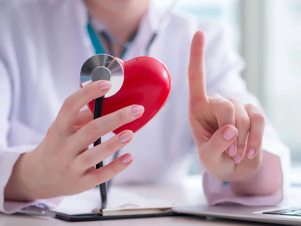 Medico controllando il cuore nel concetto medico — Foto Stock