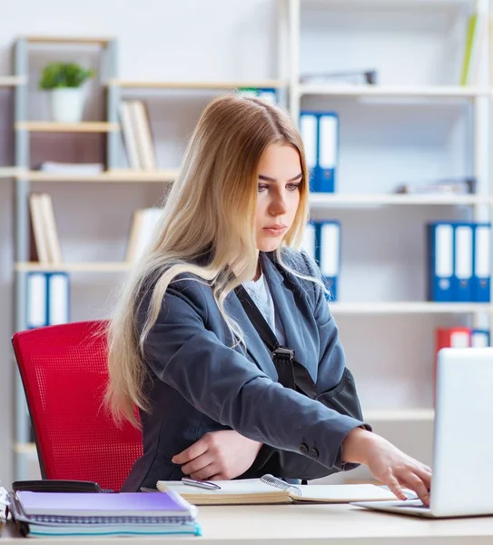 Gewonde vrouwelijke werknemer die in het kantoor werkt — Stockfoto