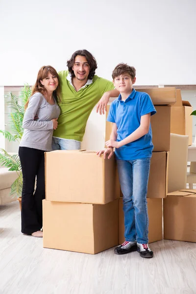 Jovem família se mudando para novo apartamento — Fotografia de Stock