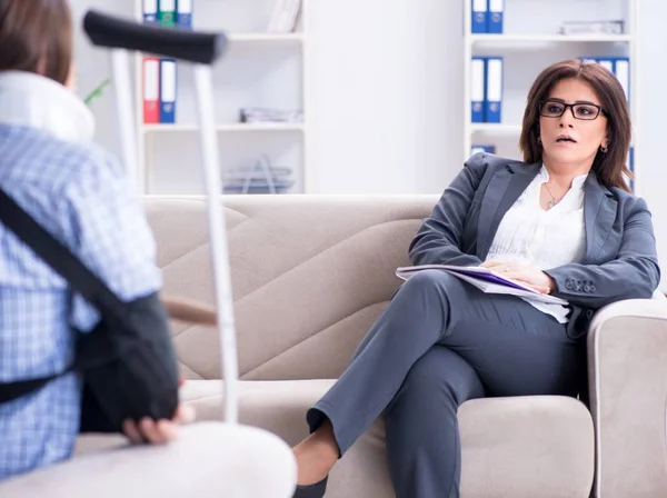 Verwondde vrouw bezoekt fycholoog voor advies — Stockfoto