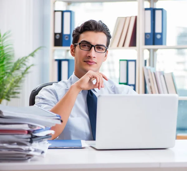 Empresario con exceso de papeleo de trabajo trabajando en la oficina —  Fotos de Stock