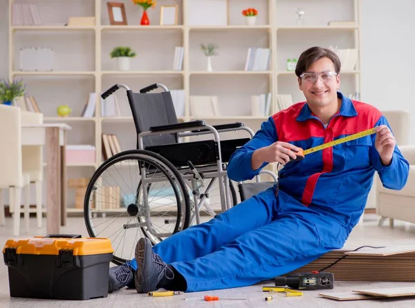 Uomo disabili posa laminato pavimento in ufficio — Foto Stock