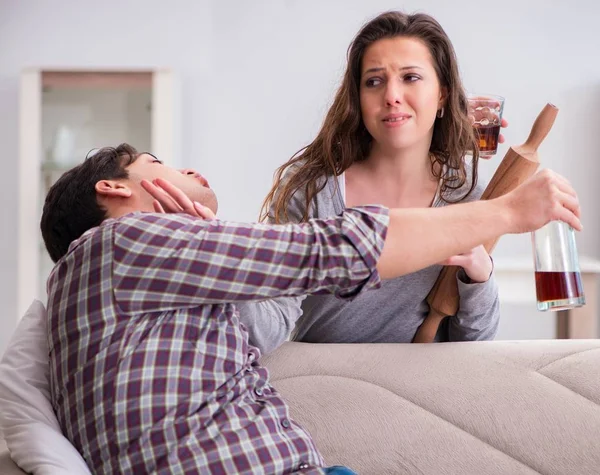 Concepto de violencia doméstica en una discusión familiar con alcoho borracho —  Fotos de Stock