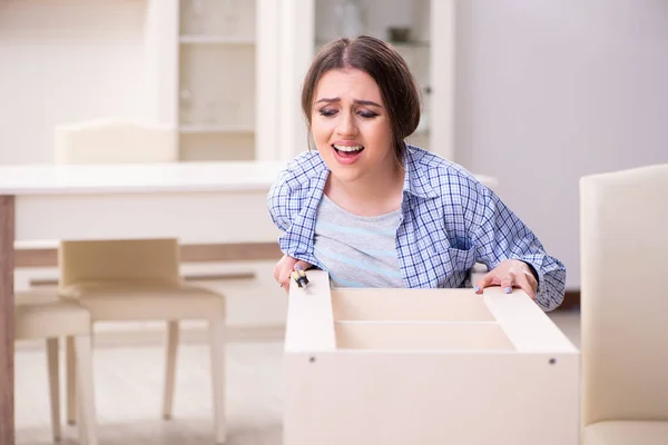 Joven hermosa mujer ensamblando muebles en casa —  Fotos de Stock