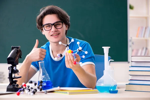 Jovem estudante na sala de aula — Fotografia de Stock