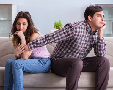 Parçalanmış ilişki konseptinde genç bir aile