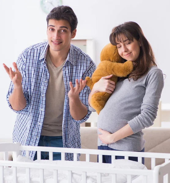 Junge Eltern erwarten ihr erstes Baby — Stockfoto