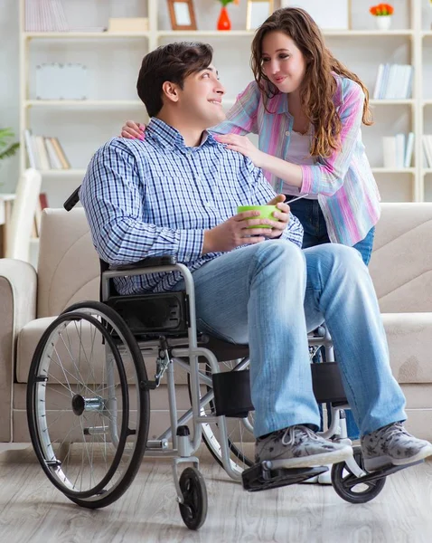 A jovem família cuidando uns dos outros — Fotografia de Stock