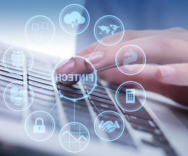 Finans teknolojileri fintech kavramı içinde laptop üzerinde eller