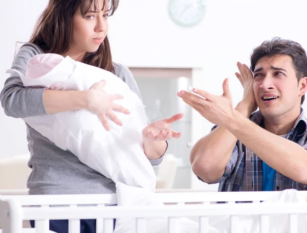 Papá joven no puede soportar al bebé llorando — Foto de Stock