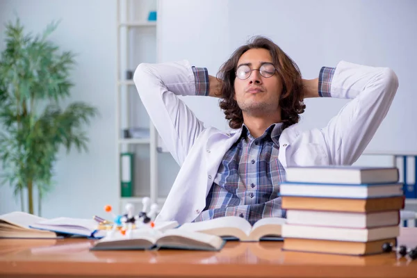 Chemistry lecturer during lecture in college — Stock Photo, Image