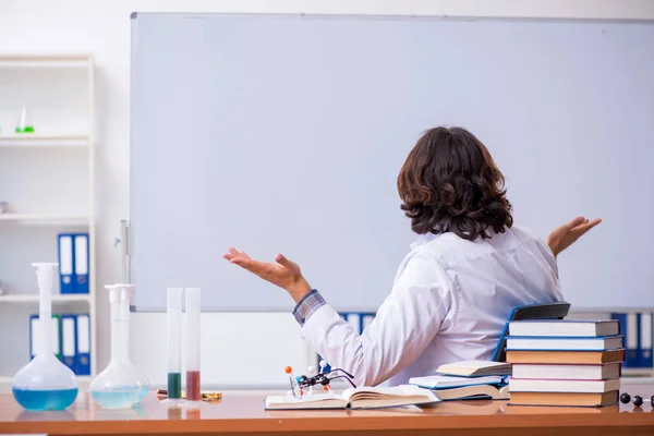Chemistry lecturer during lecture in college — Stock Photo, Image