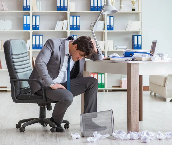 Wütender Geschäftsmann schockiert bei der Arbeit im Büro gefeuert — Stockfoto