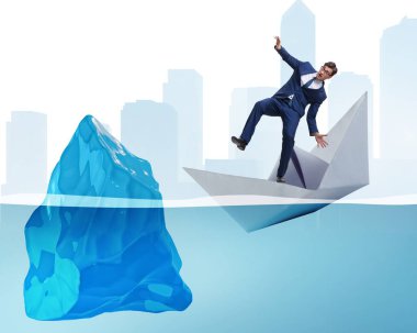 Batan kağıt teknede iş adamıyla ekonomik kriz konsepti