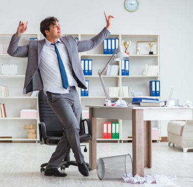 İş adamı işte ara verirken eğleniyor.