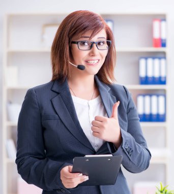 Müşterilerle çalışan çağrı merkezi operatörü