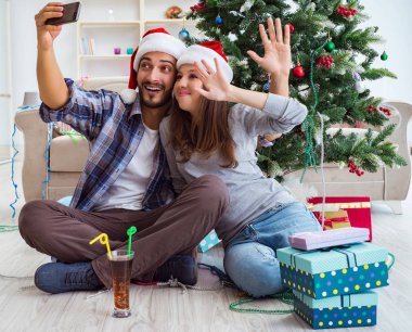 Genç çift Noel 'de selfie çekiyor.