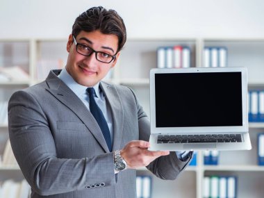 Ofiste çalışan genç bir işadamı.