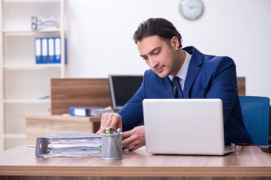 Ofiste çalışan genç bir iş adamı.