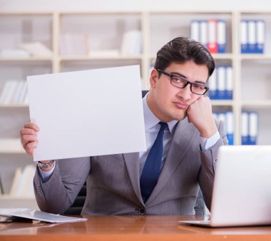 Ofisteki işadamı elinde boş bir mesaj panosu tutuyor.