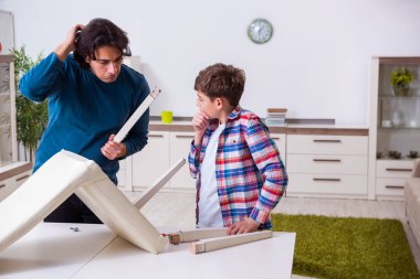 Genç marangoz oğluna öğretiyor